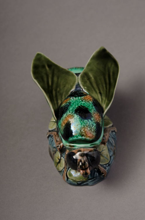 Picture of Majolica Bee Form Matchbox