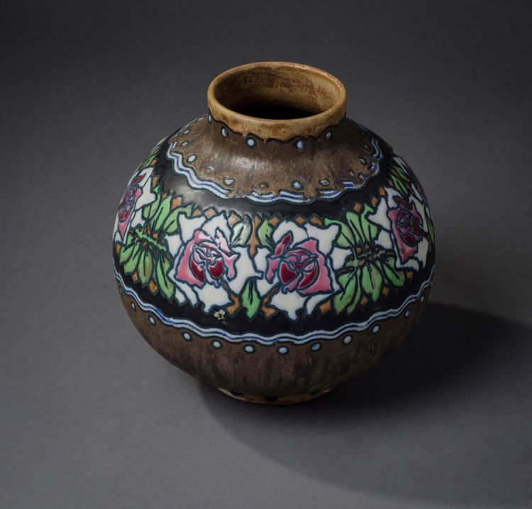 Picture of Large Ceramic Vase with Flower Garland